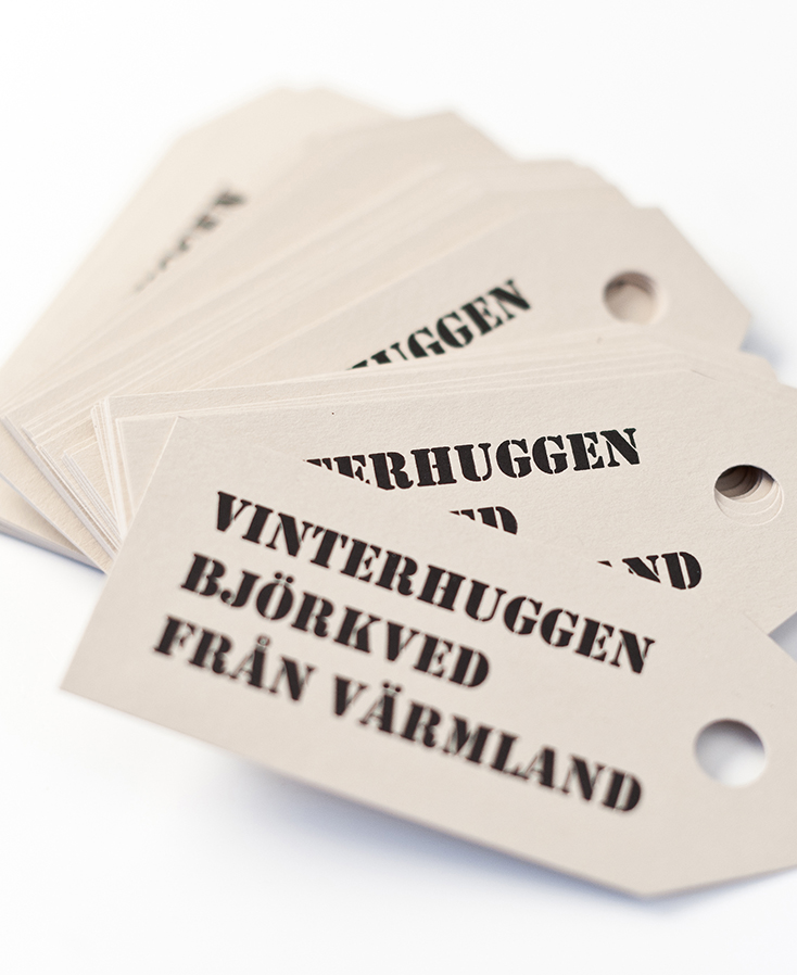 Tags till säck med vinterhuggen ved